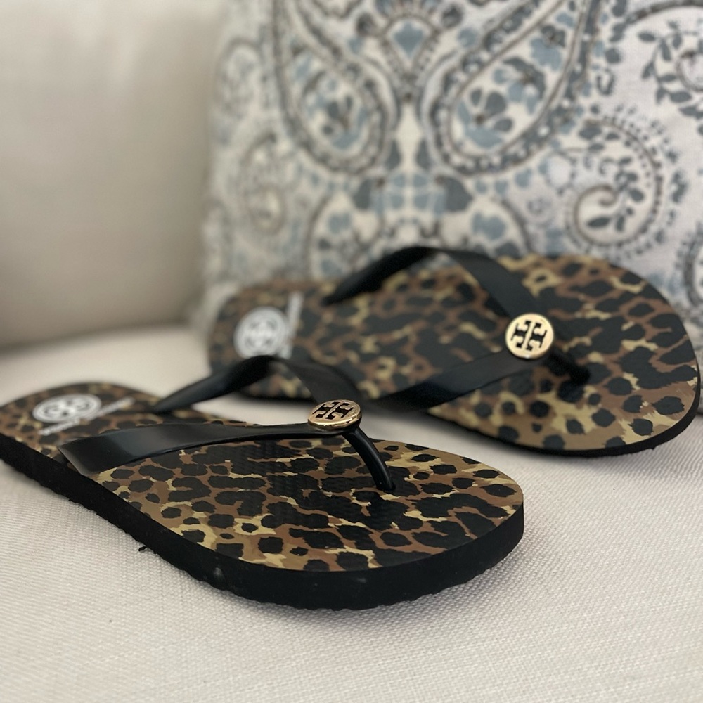 Tory Burch leopard flip flops! 😍🩴